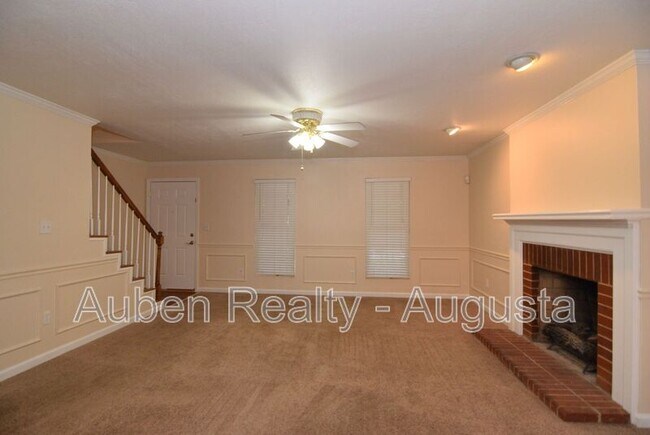 Foto del edificio - 490 Pheasant Run Dr