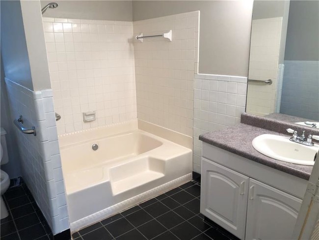 Building Photo - 1204 Regal Heights Dr