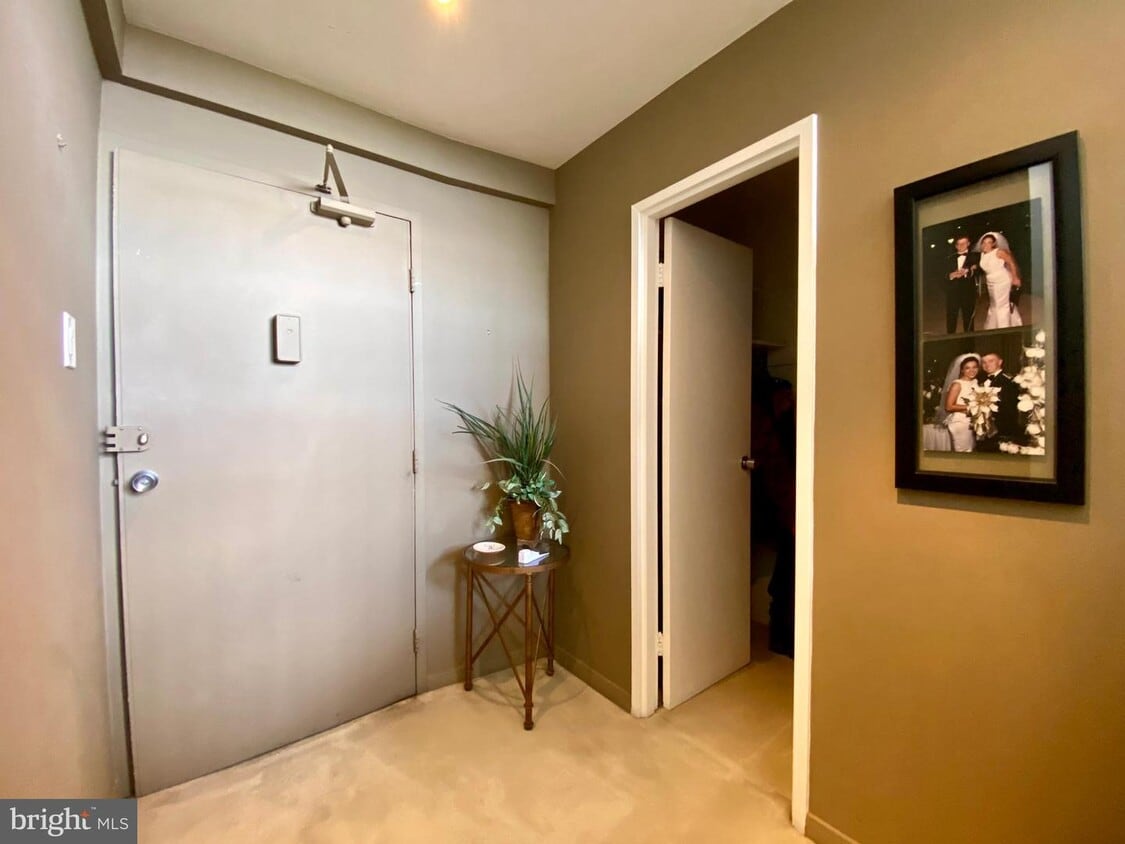 Primary Photo - 1200 N Nash St