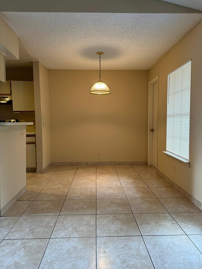 Foto del edificio - 5545 Devonbriar Way