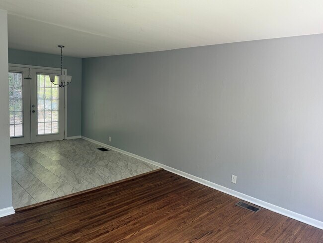 Foto del edificio - 317 Melvin Jones Dr