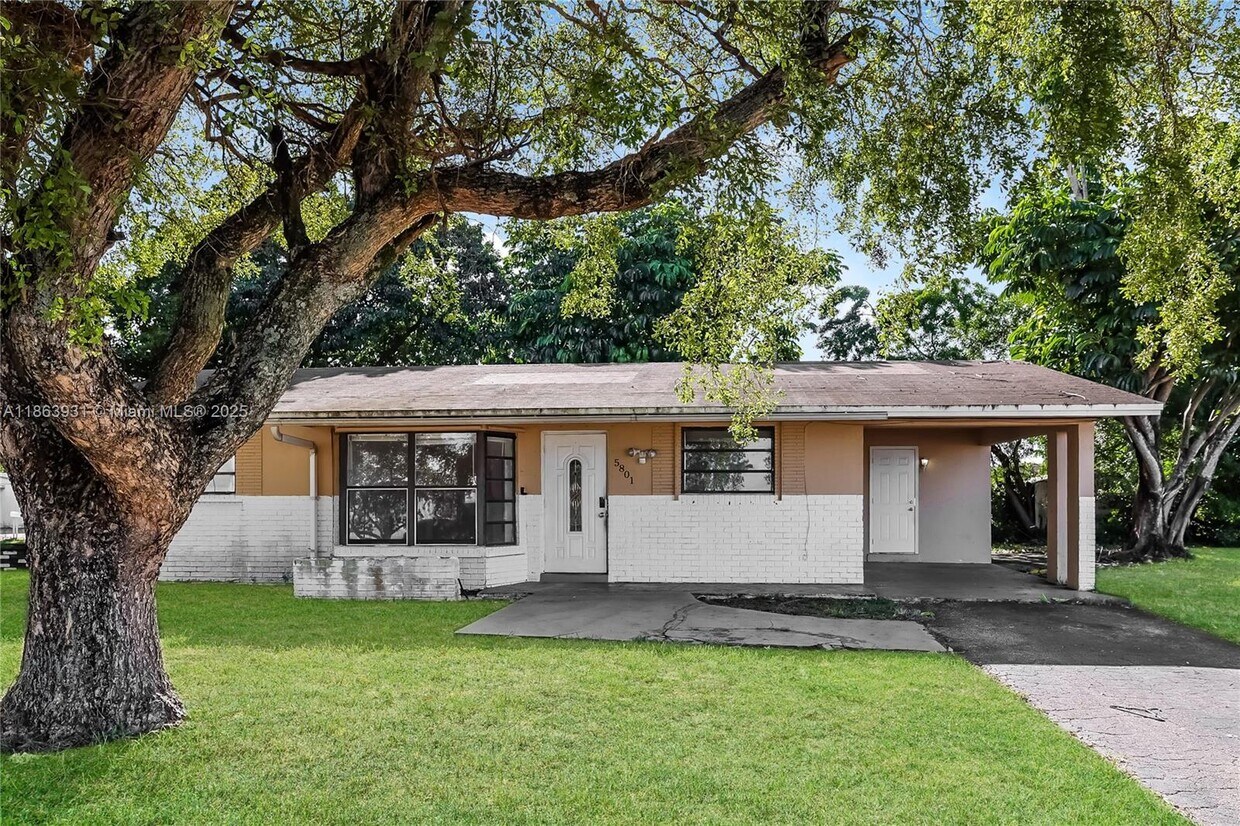 Foto principal - 5801 Royal Palm Blvd