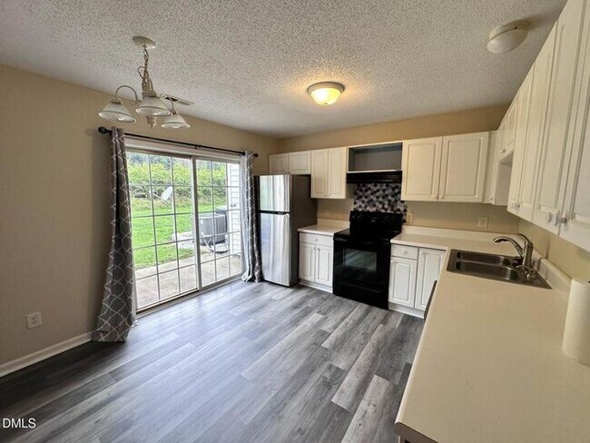 Foto del edificio - Lovely 3 bedroom 2.5 Bath Townhome