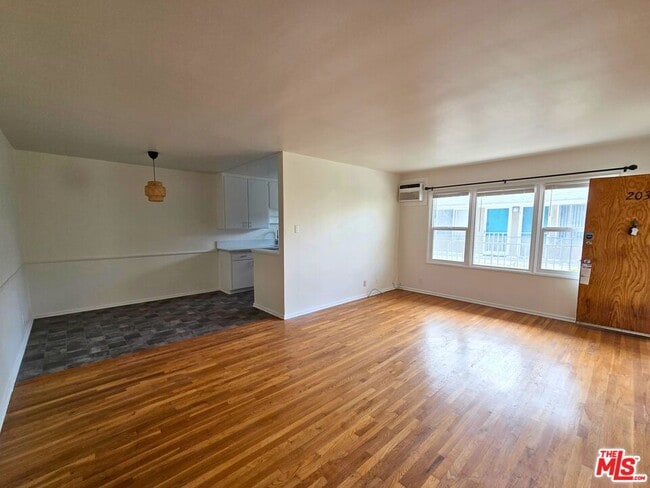 Foto del edificio - 7621 Hampton Ave