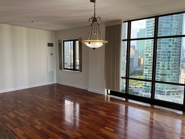 Building Photo - 1322 S Prairie Ave