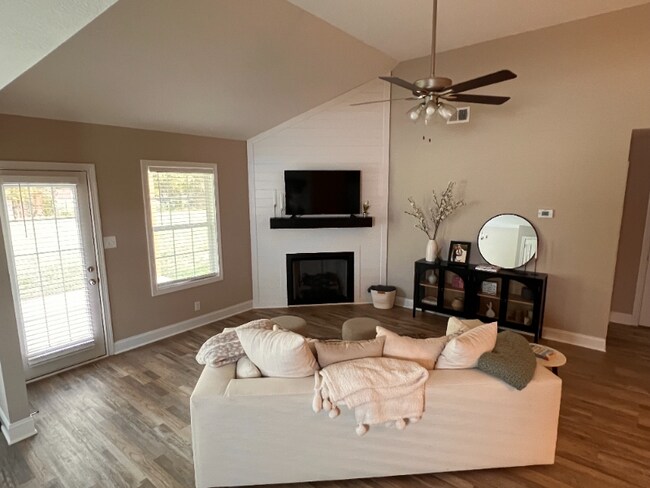 Building Photo - 755 Lillian Grace Dr