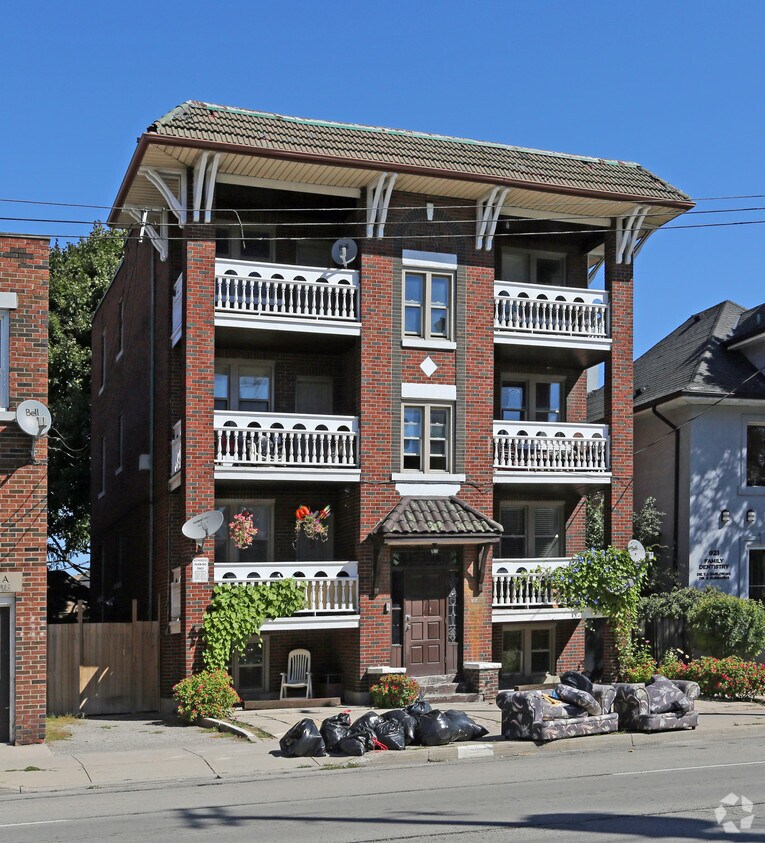 Building Photo - 917 Main St E