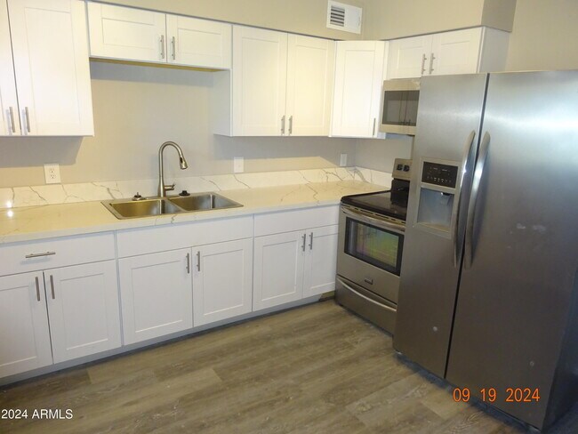 Foto del edificio - 341 E Vogel Ave