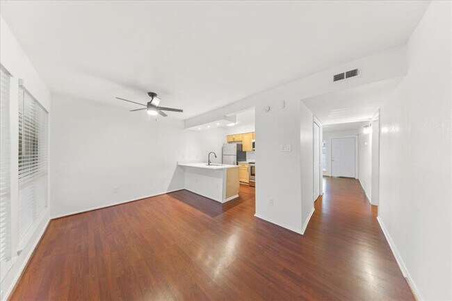 Foto del edificio - 6910 Hart Ln