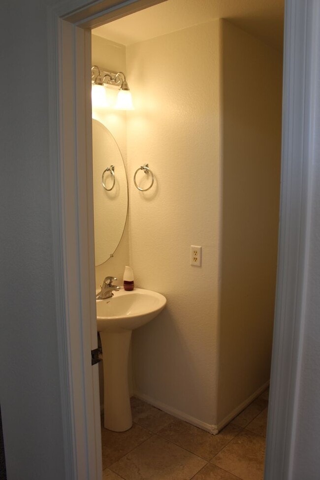 Building Photo - 3 bedroom with loft in Cheatham farms