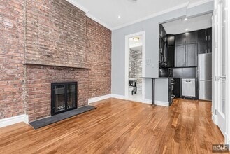 Building Photo - 562 Hudson St
