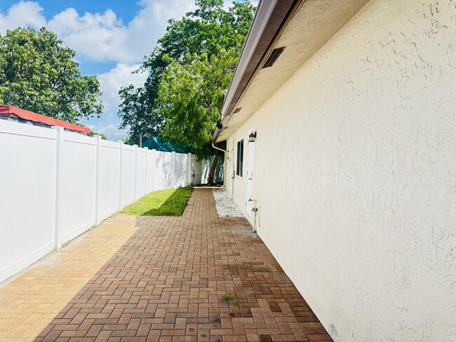 Foto del edificio - 7221 SW 14th St