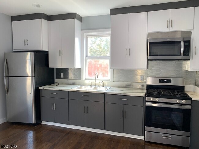 Building Photo - 216 21st St