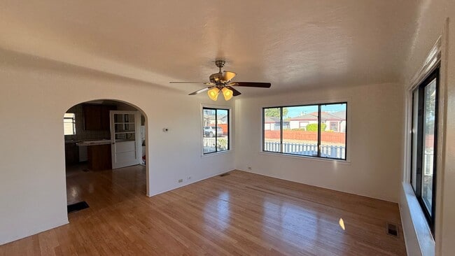 Foto del edificio - This two-bedroom, one-bath home in Upper Seaside