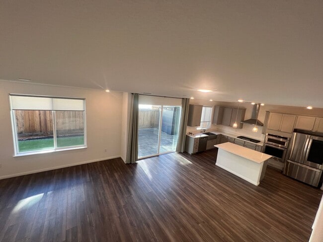 Building Photo - Stunning 4 bedroom 3 full bath House +Loft...