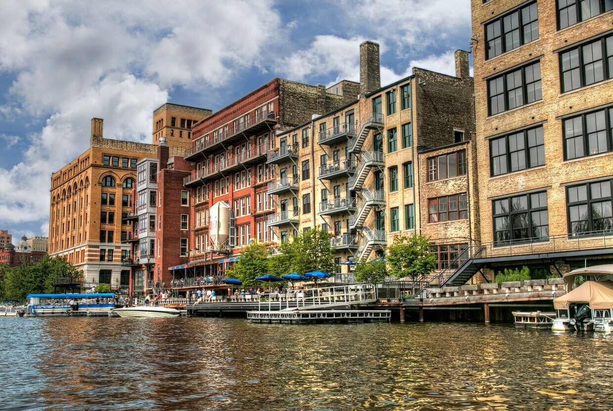 Primary Photo - STUNNING - 1 bed, 1 bath / Appliances/ Par...