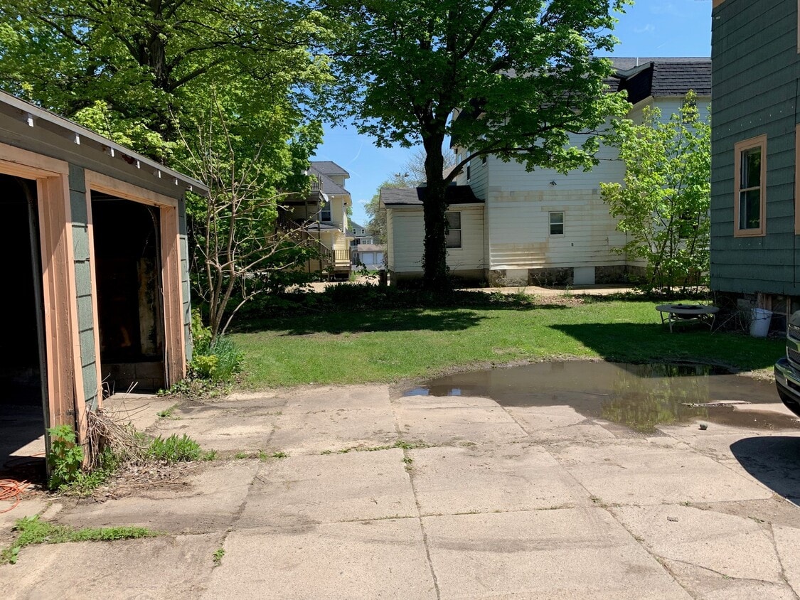 Building Photo - 616 W Cedar St
