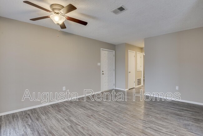 Foto del edificio - 2573 1/2 Tobacco Road - B