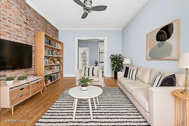 Foto del edificio - 345 W 53rd St