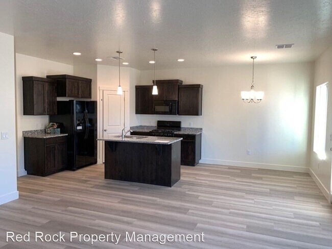 Building Photo - 4 br, 2 bath House - 3322 E Holly Dr