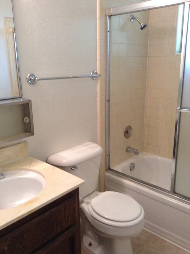 Building Photo - Charming & Cozy Duplex ? 2 Bedroom, 1 Bathroom for Rent!