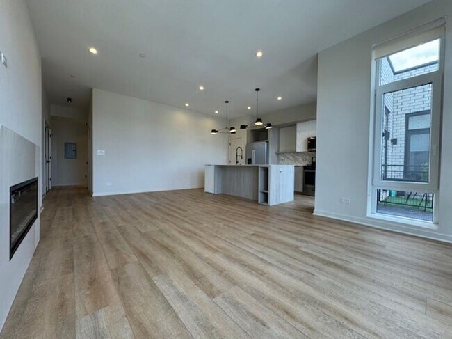 Foto del edificio - 3 bedroom in Chicago IL 60641