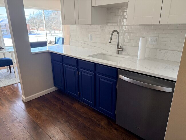 Foto del edificio - 670 E Fox Hills Dr