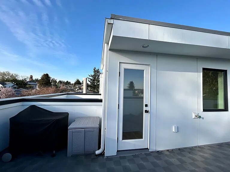 This spacious 1,200 sq. ft. Ballard townhome - This spacious 1,200 sq. ft. Ballard townhome