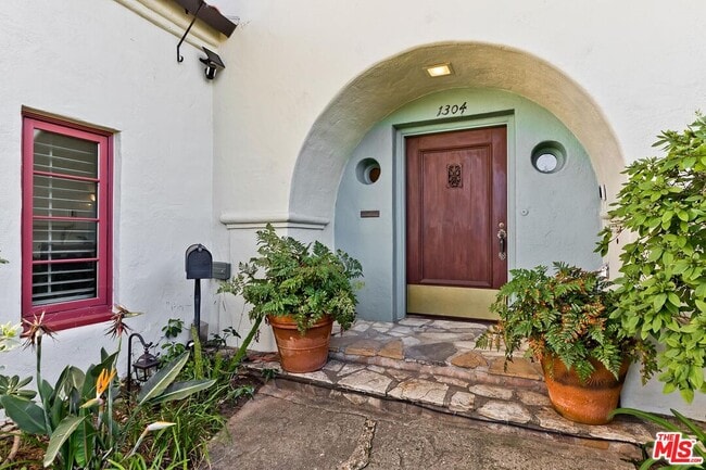 Building Photo - 1304 San Vicente Blvd