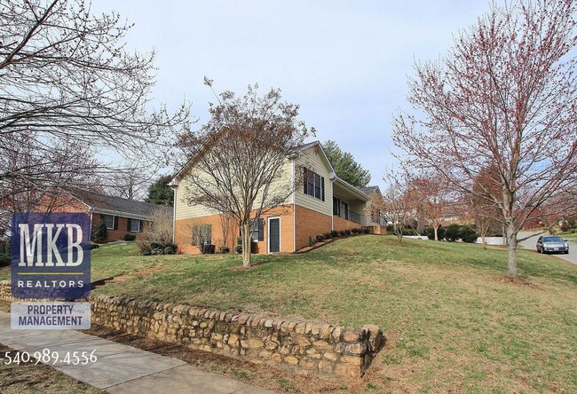 Foto del edificio - Lovely Ranch in South Roanoke