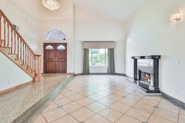 Foto del edificio - Tarzana 4BR w/downstairs bed + bath, POOL + basketball hoop!