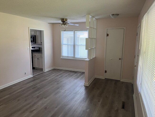 Foto del edificio - Charming 2 Bedroom with HUGE Yard!