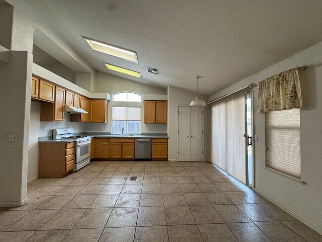 Foto del edificio - Beautiful Laguna West Home in Elk Grove, 3 Bedrooms, 2 Bathrooms, Quiet Cul-de-Sac