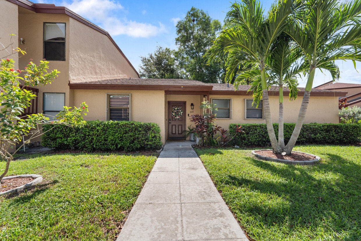 Primary Photo - 908 Lakeview Cir