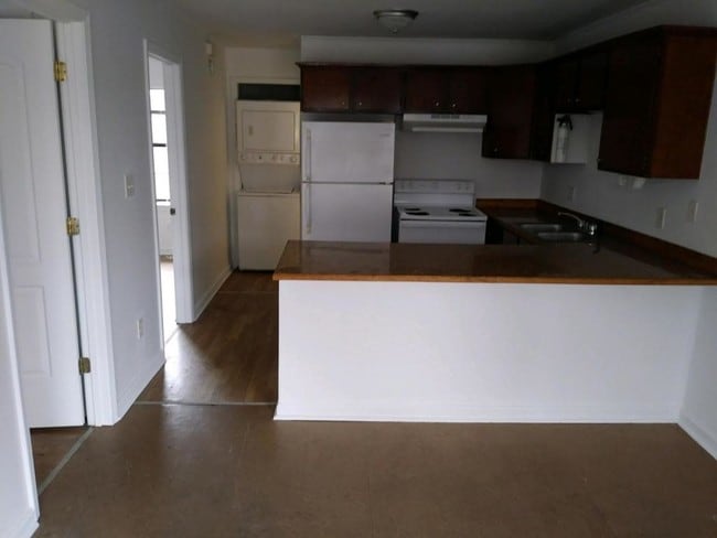 Building Photo - 102 Primrose Apt. #3