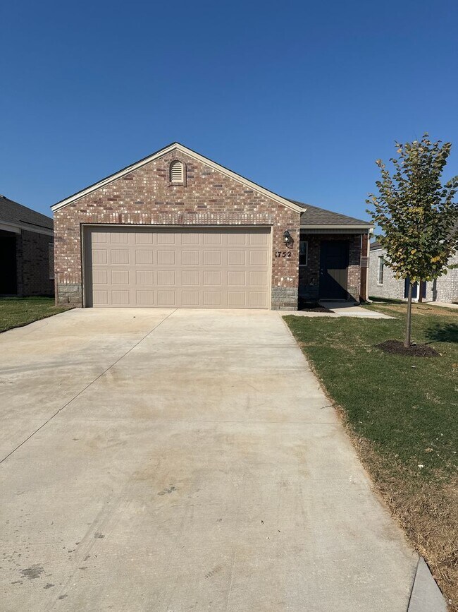 Foto del edificio - *Preleasing Now!- Three Bedroom | Two Bath Home in Barberry Court