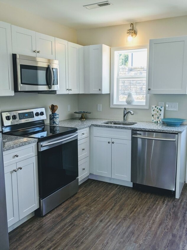 Building Photo - Upscale Living 2BR 1.5 Bath