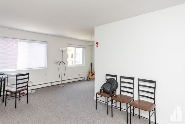 Building Photo - 520 W Aldine Ave