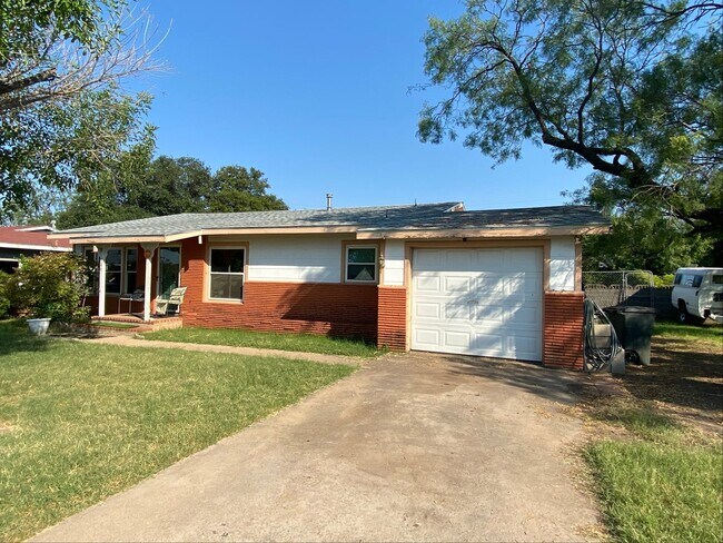 Building Photo - Come check out this 3 bedroom, 1 bath Bren...