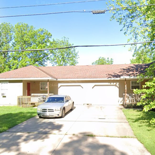 Building Photo - 817 N Weaver Ave
