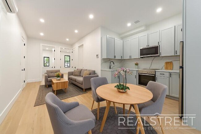 Foto del edificio - Brand New 3 Bed, 2 Bath with In-Unit Laund...