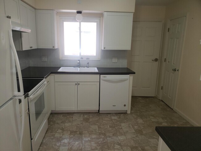 Foto del edificio - 2149 Evergreen Rd