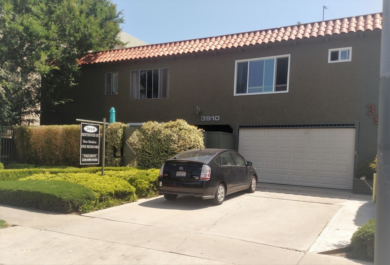 Primary Photo - 3910 Beethoven St