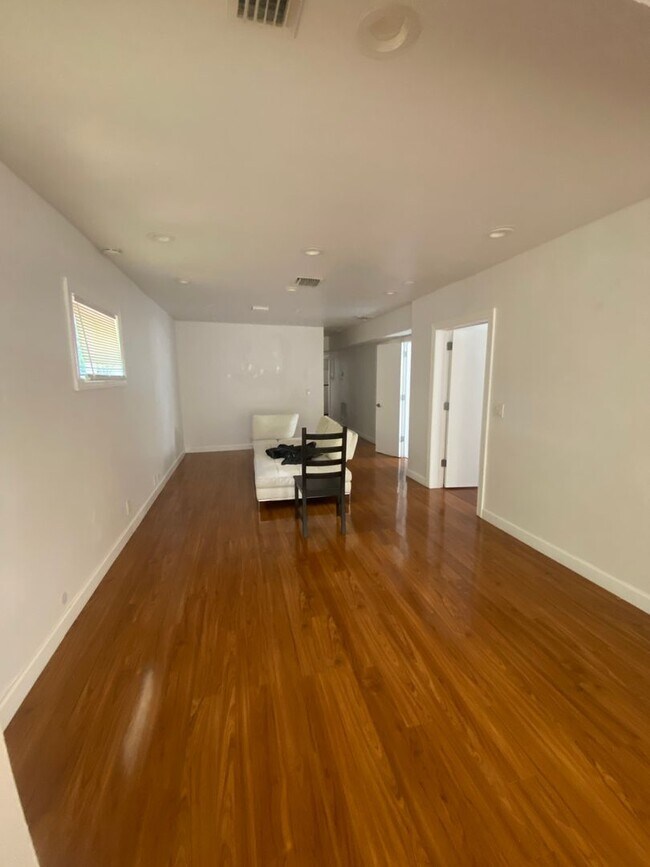 Foto del edificio - Large house with ample parking, located in Victoria Park, close to US 1 and Broward Blvd.