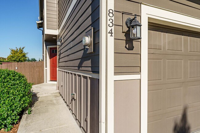 Building Photo - 3 Bedroom 2.5 Bath Town Home