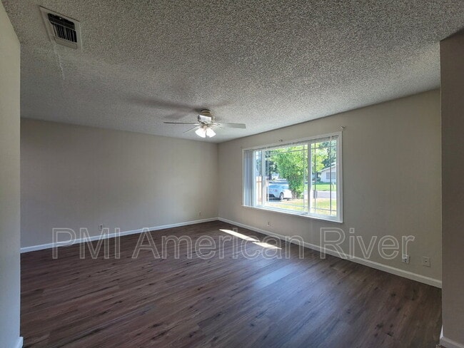 Building Photo - 7725 Wooddale Way