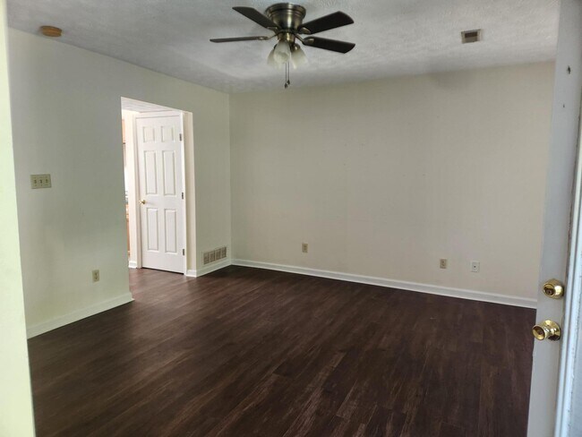 Building Photo - 105 Woods Trail