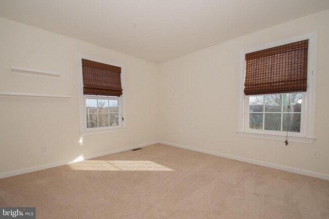 Building Photo - 301 Jennifer Ln