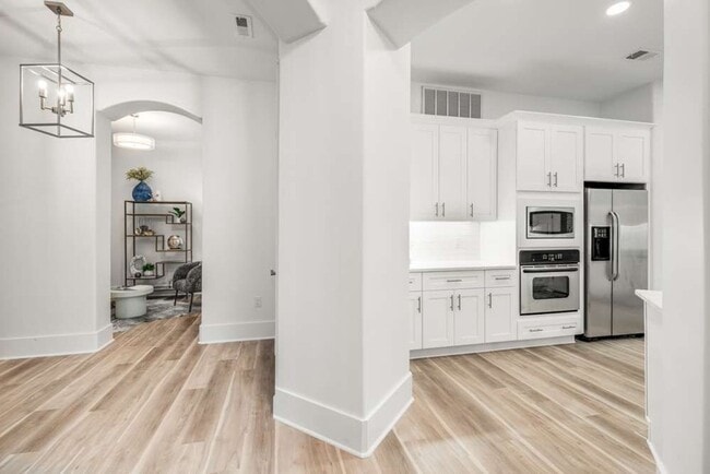 Building Photo - Renovated Corner Condo, Move-In Ready!