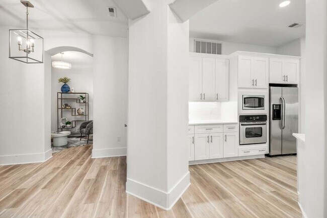 Foto del edificio - Renovated Corner Condo, Move-In Ready!